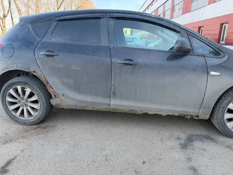 Opel Astra до ремонта — сквозная коррозия арок и порогов