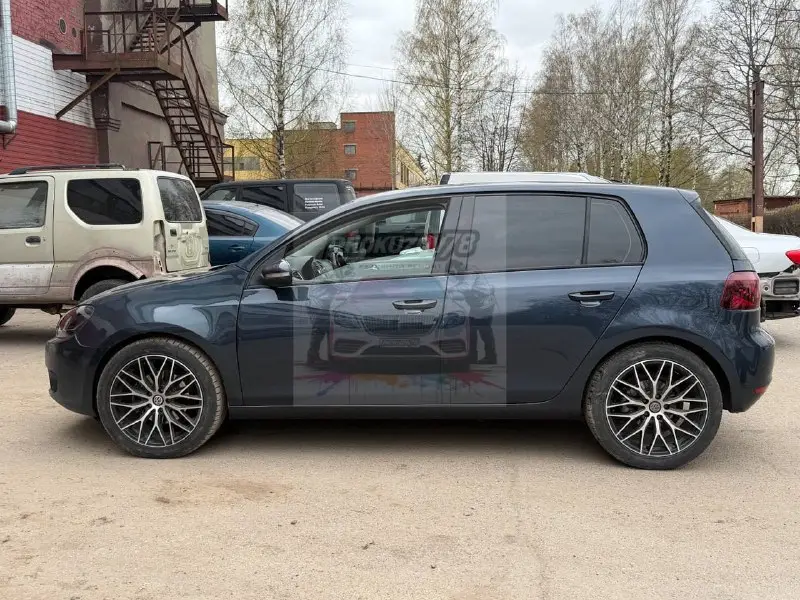 Volkswagen Golf после ремонта — восстановленная и окрашенная дверь