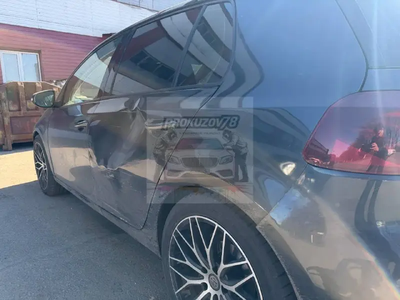 Volkswagen Golf до ремонта — повреждённая дверь после ДТП