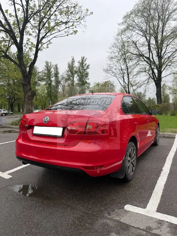 Volkswagen Jetta после ремонта — восстановленный бампер, ровный красный цвет
