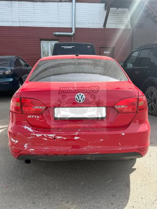 Volkswagen Jetta до ремонта — царапины на заднем бампере и рыжики на арках