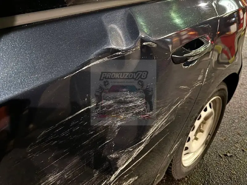 Глубокие царапины на двери чёрного автомобиля после притирания