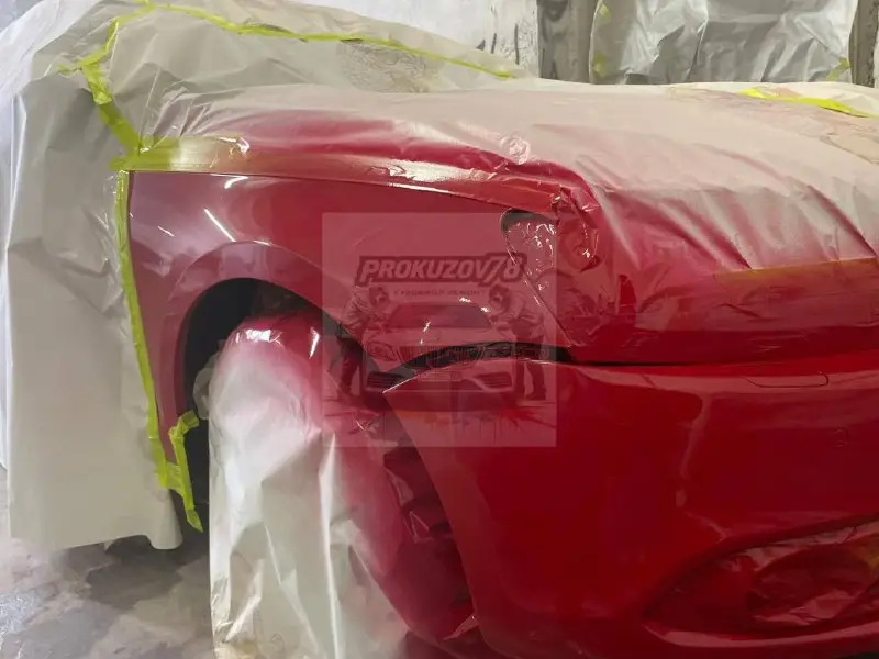 Автомобиль в малярной маскировке со свежеокрашенным крылом в цехе ПроКузов78